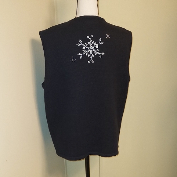 Women's V-Neck Sweater Vest with Snowflake Design - Picture 5 of 5